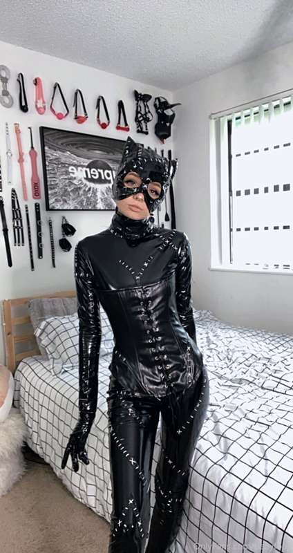 Catwoman (latex) pt. 2 🐱💗 Im definitely bringing this set ba.. 18