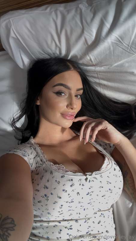 Come and lay with me 🙈 