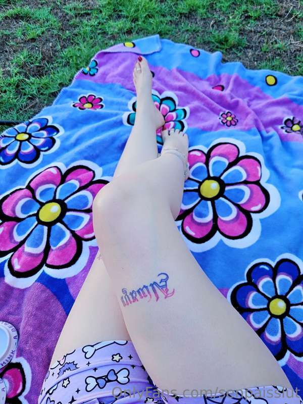 My pretty pale legs 🙈 2