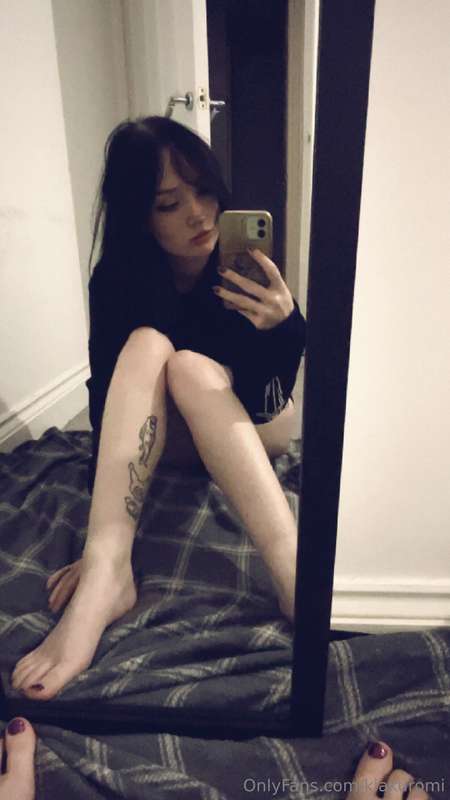 Scroll for more nude ness and a video of me playing w my pus.. 1