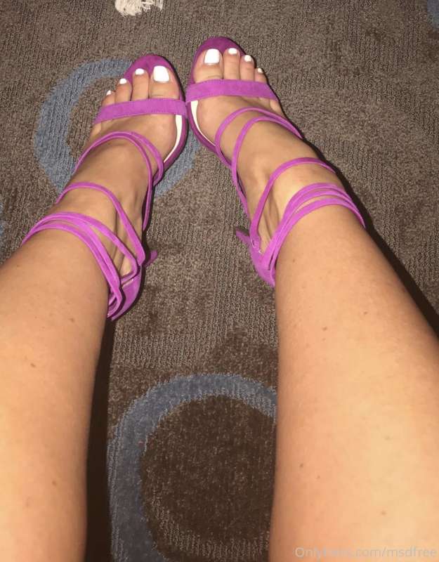 Who wants feet pics? 👀 message me 🦶