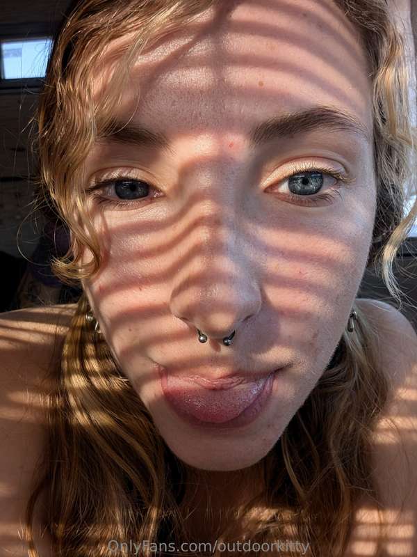 Do my eyes make you fall in love? 4