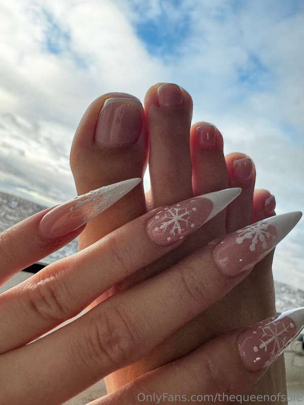 Absolutely OBSESSED! Haven’t had white tips in a while aren’..