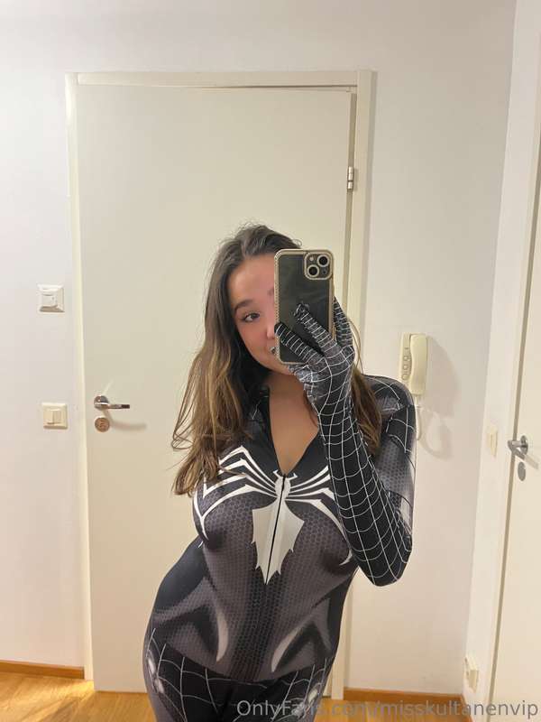 Ajattelin huomenna pitää mun EKAN liven tässä asussa😈🖤Mihin .. 1