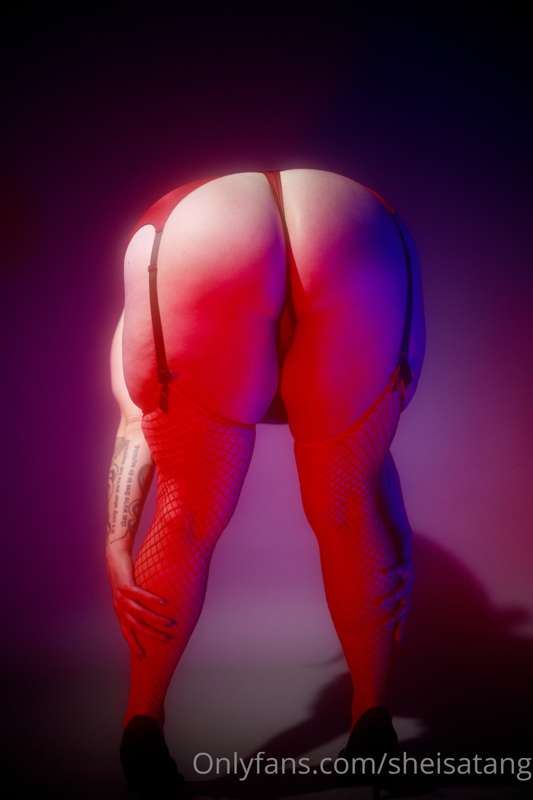 Happy hump day ! do you like when I bend over for you ? 1