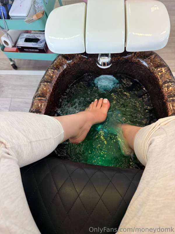 Heute tendiere ich zu weißen Fußnägeln 😜💅🏽Du übernimmst!