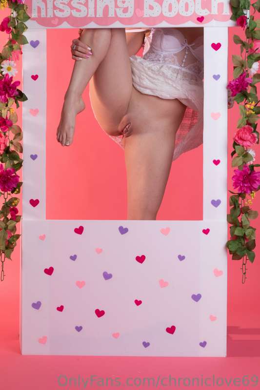 💋Welcome to my kissing booth!💋 Open for operation ;) Step on.. 18