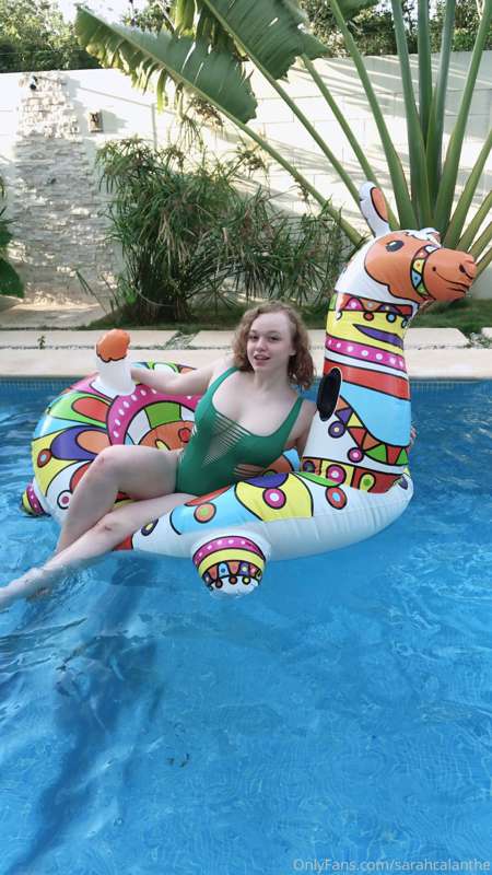 [7 pics] Wanna join my pool party? 😏 6