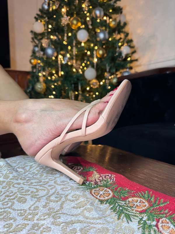 Anikaprettyfeet_ - Fansly - 25 Dec, 2024 6