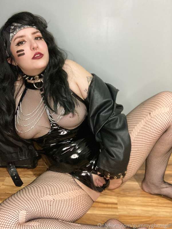 Lookin for a new roadie, interested? 🖤🎸 9