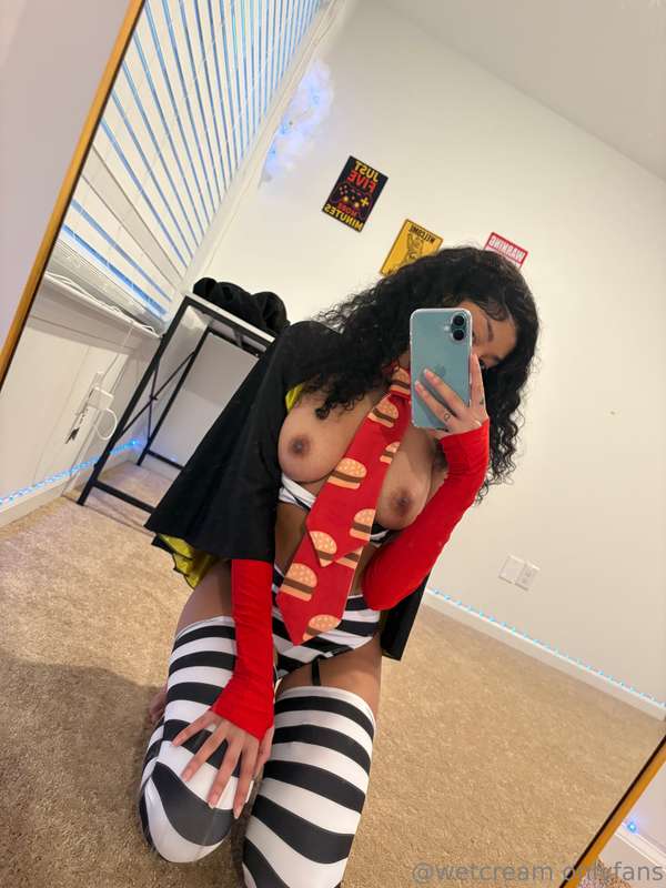 a random burger costume.. 😭🍔 6