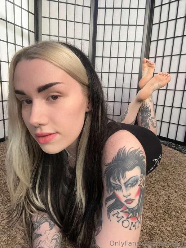 Have some pose for today 😈 1