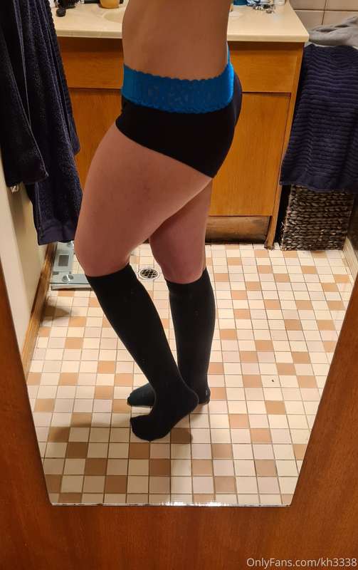Ass 🍑 legs🦵feet🦶 Choose your poison😈