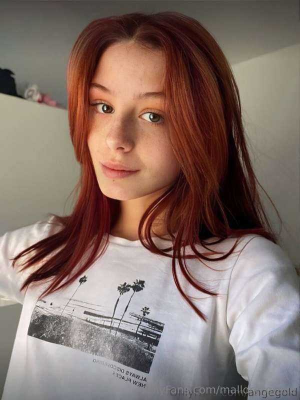 Let me distract you👉 @angegold 💋
Cute girl @angegold loves t..