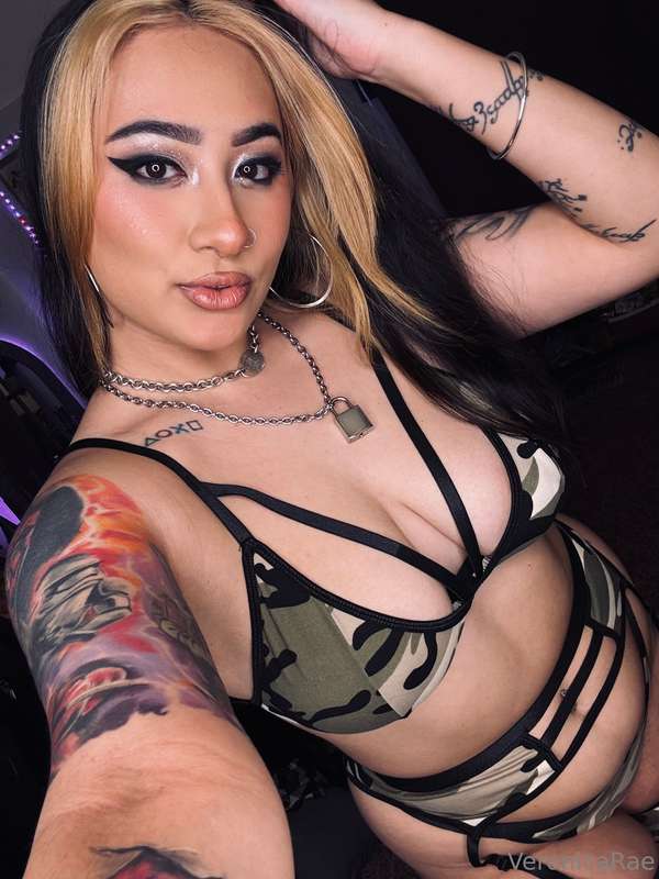 next hot photo/video set: camo lingerie 🖤💚🤍starting tomorrow..