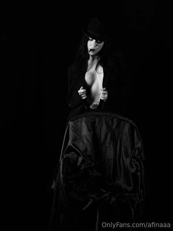 Black and white photos are a classic and emotionally rich wa..
