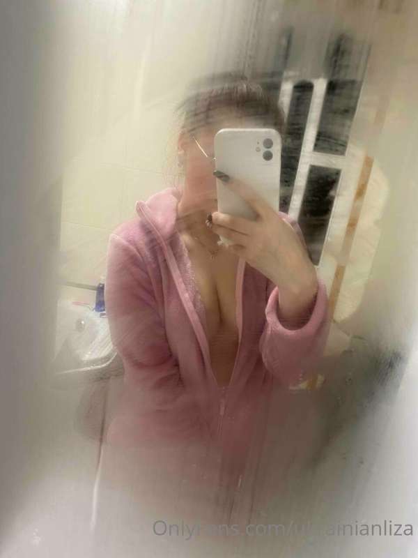I love taking pictures of myself after a shower🥰