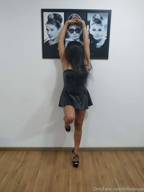 Do I look sexy???? Do you like leather clothes???  I love it.. 4