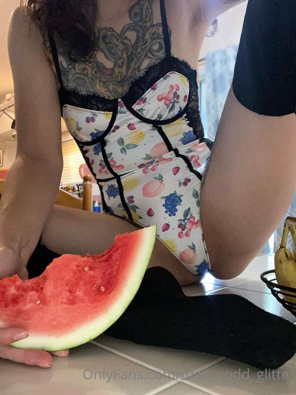 Come play on my spicy account @kushanddglitter 🍉💦🥵