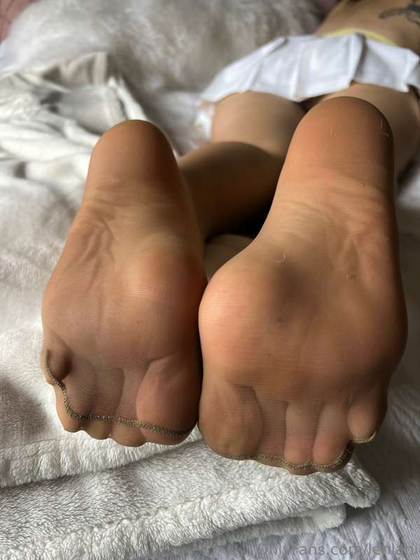Pantyhose soles 🥰 made for worshipping. I want you to smell .. 10