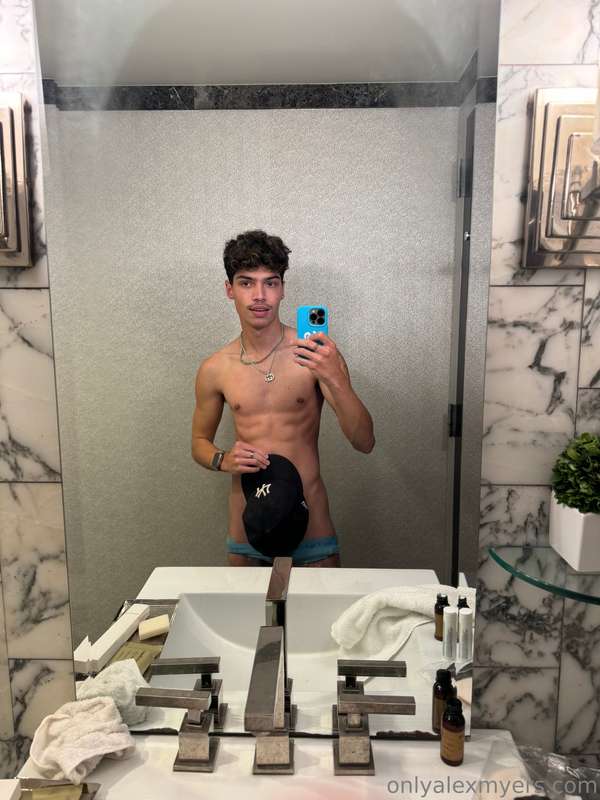 Would you ***SNIFF*** my 🎩? 2