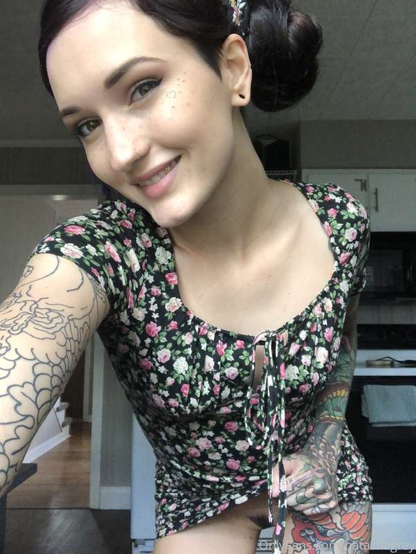 Take a peak up my dress.. I love flashing 💕