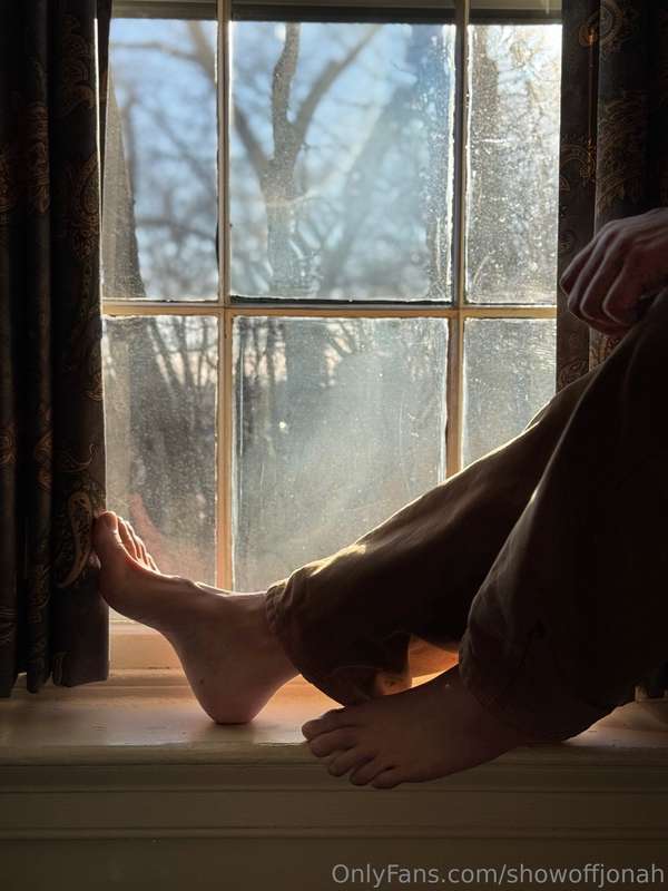Friday foot pin-ups. It’s a beautiful day, the light is warm.. 1