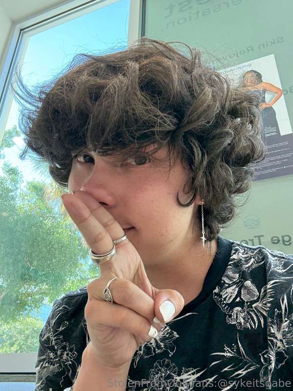 Just a random photo drop of me recently (SFW) :3  6