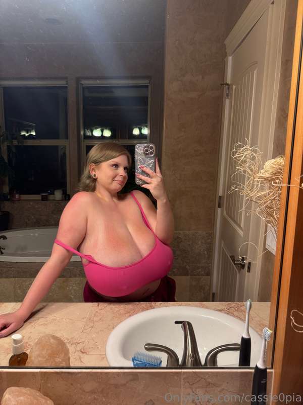 Day 2 of sunburn and I think the cum helped it heal 😋