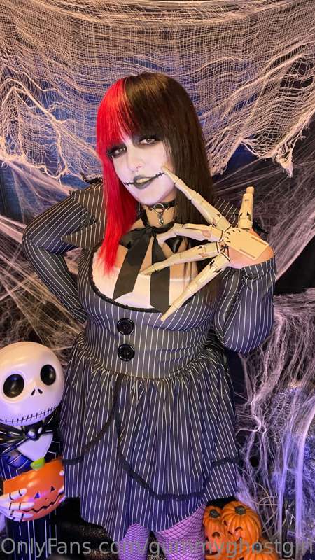 This is Halloween! Everybody make a scene! 🎃🖤 9