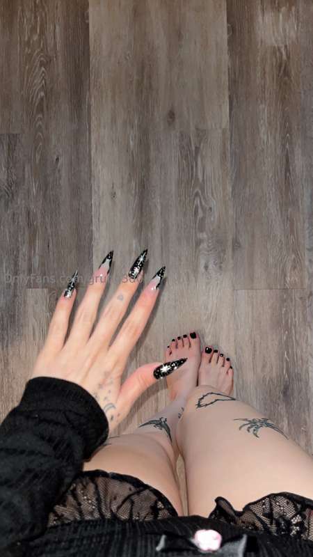 Nails done, toes done ✨