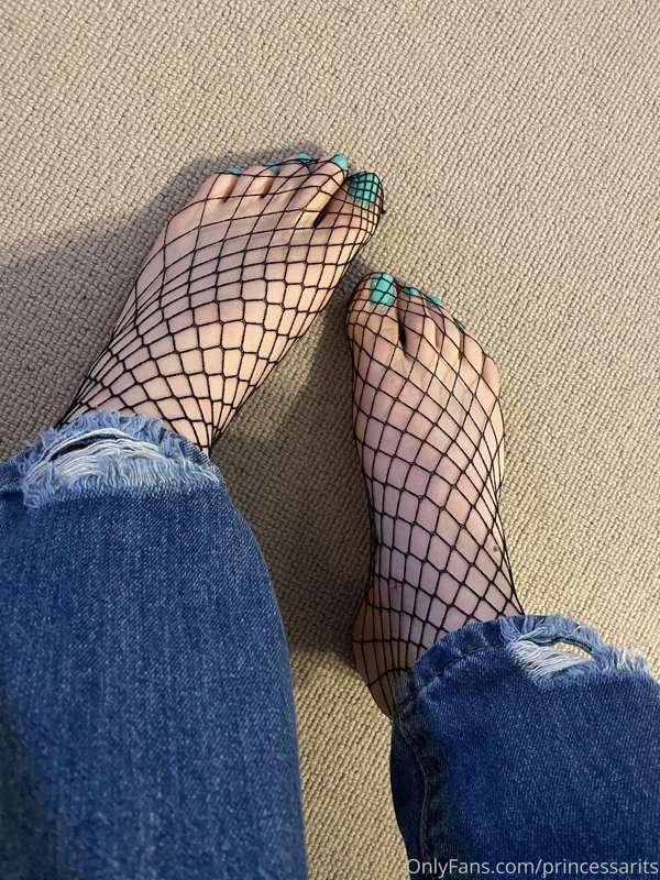 Worship my toes and soles 🦶 
And maybe I’ll give you a footj.. 4