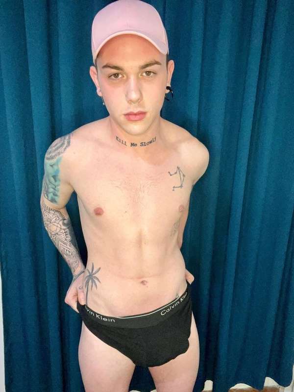This twink boy is sexy as fuck 🥵 He loves to play with his 𝗧.. 1