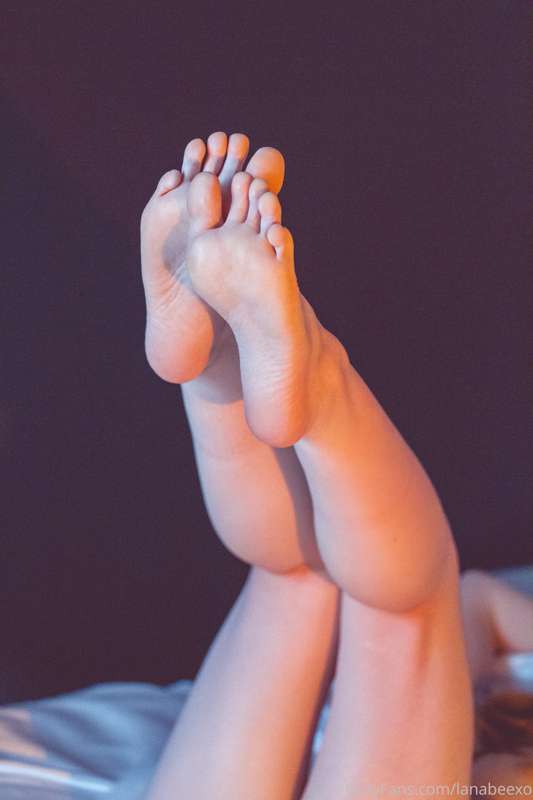 Pussy and feeties! Which would you kiss? Keep in mind, I’m v.. 1
