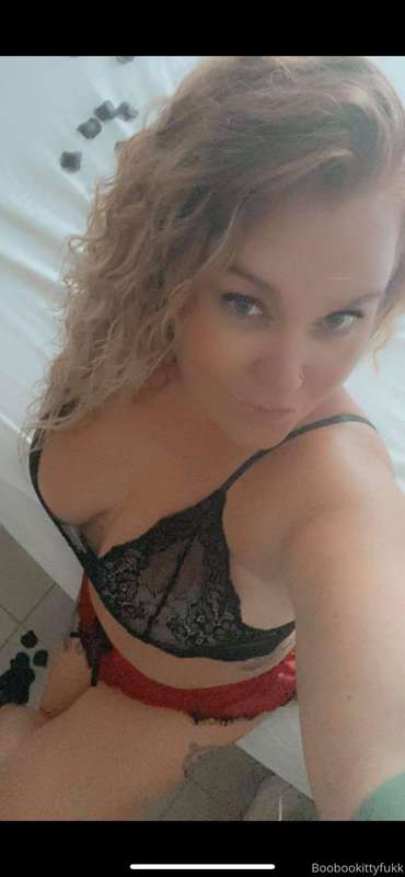 Subscribe to this sexy milf and you  won’t be disappointed 😘..