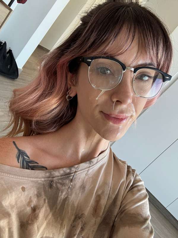 glazed in glasses 🤤 ‘like’ if you wanna see the vid… 😏  4