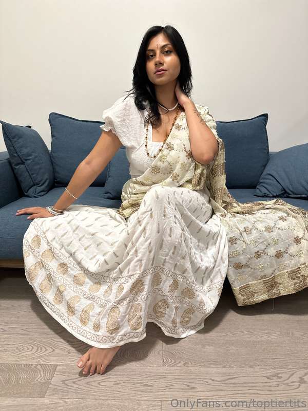 Desi Girlfriend's Secret Desire: SFW Photo Set 2

Model: @th.. 3