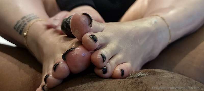 Some stills of @aqua_toes doing her best handy work on me 🍆💦.. 16
