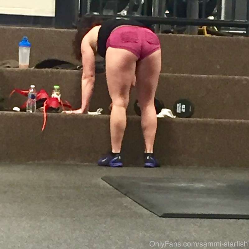 Some dumbbell lunges for the booty gains. Everytime I wear s.. 6