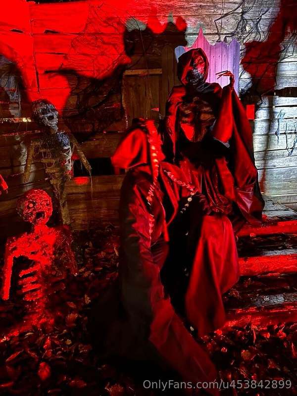 Spent the evening with my family at a Halloween park. Surpri.. 5