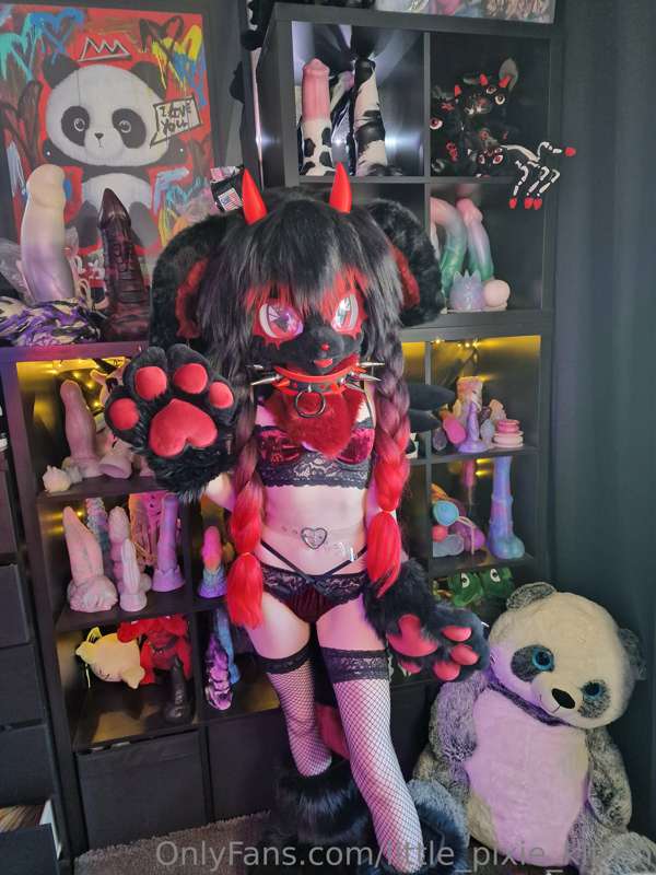 Some pictures in my new fursuit Chimiko 🖤❤️