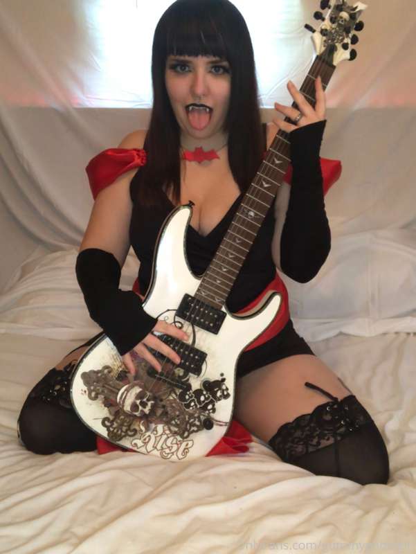 Hex Girls cosplay! Ever wanted to see what’s under Thorn’s d.. 24