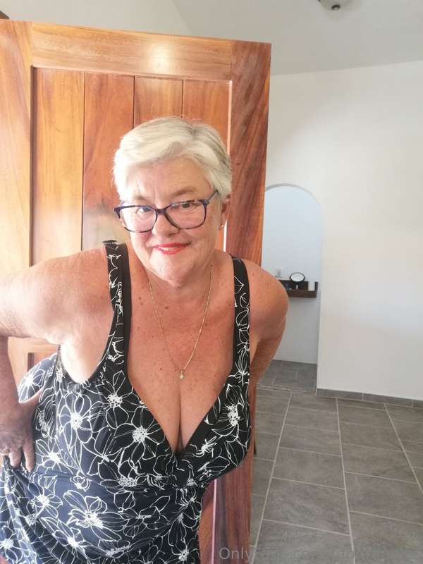 Sexy Donna, having a lovely afternoon, playing with her matu.. 1