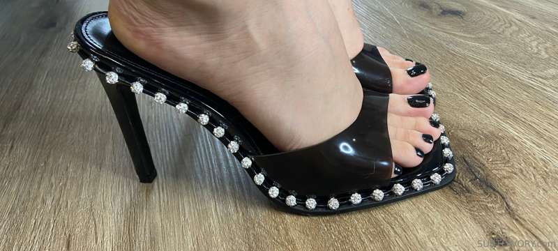 These heels are sooooo gorgeous 🖤 foot bitch Wayne surprised.. 2