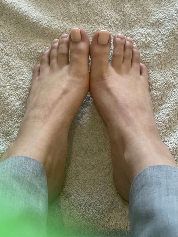 Swipe 👉🏻 to see the pedi update 🦶🏻

***Do you prefer the bas.. 2