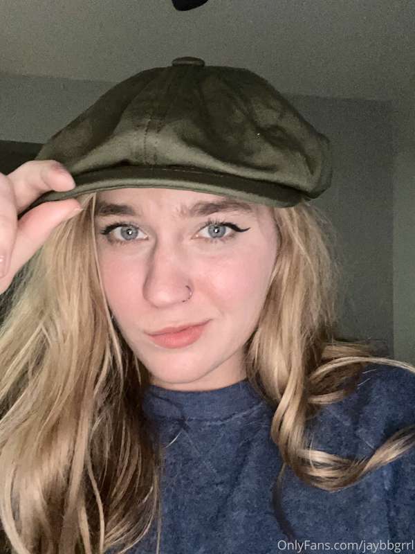 I got a hat. It’s for a cosplay, but I think it looks cute. 2