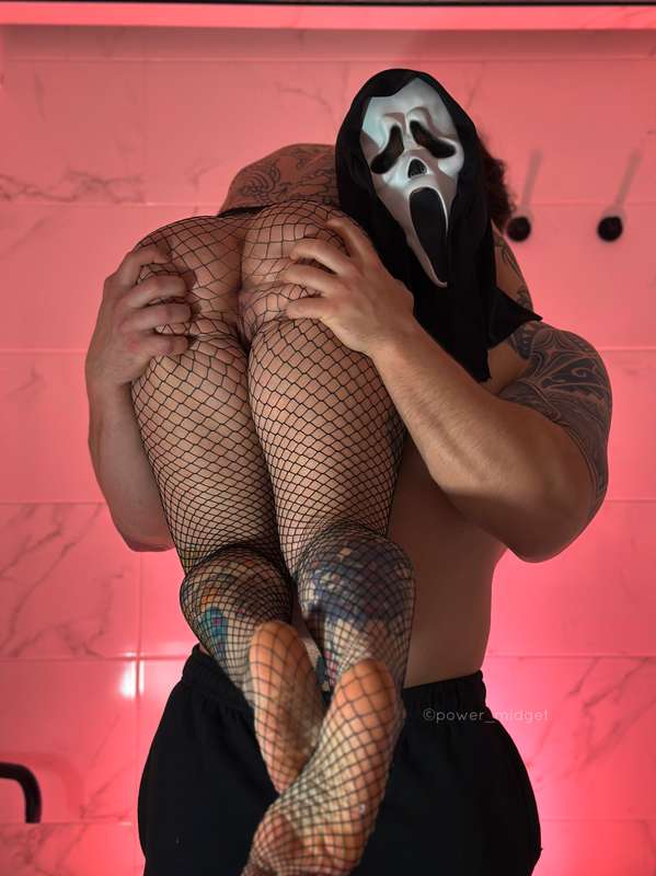 Nooooo don’t come for my butt Mr Ghostface 👀👀 4