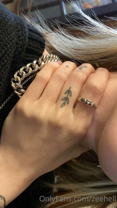 changed to silver jewellery!!!! i feel so cool :) just need .. 2
