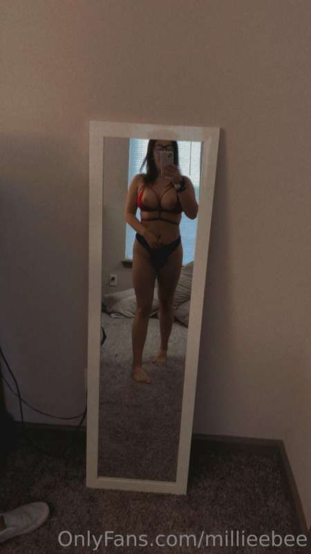 This bra can't hold my big titties they are just spilling ou..