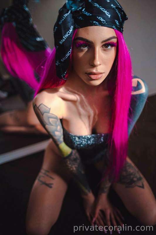 Una me con i capelli rosa e i capezzoli duri, scorri per ved..